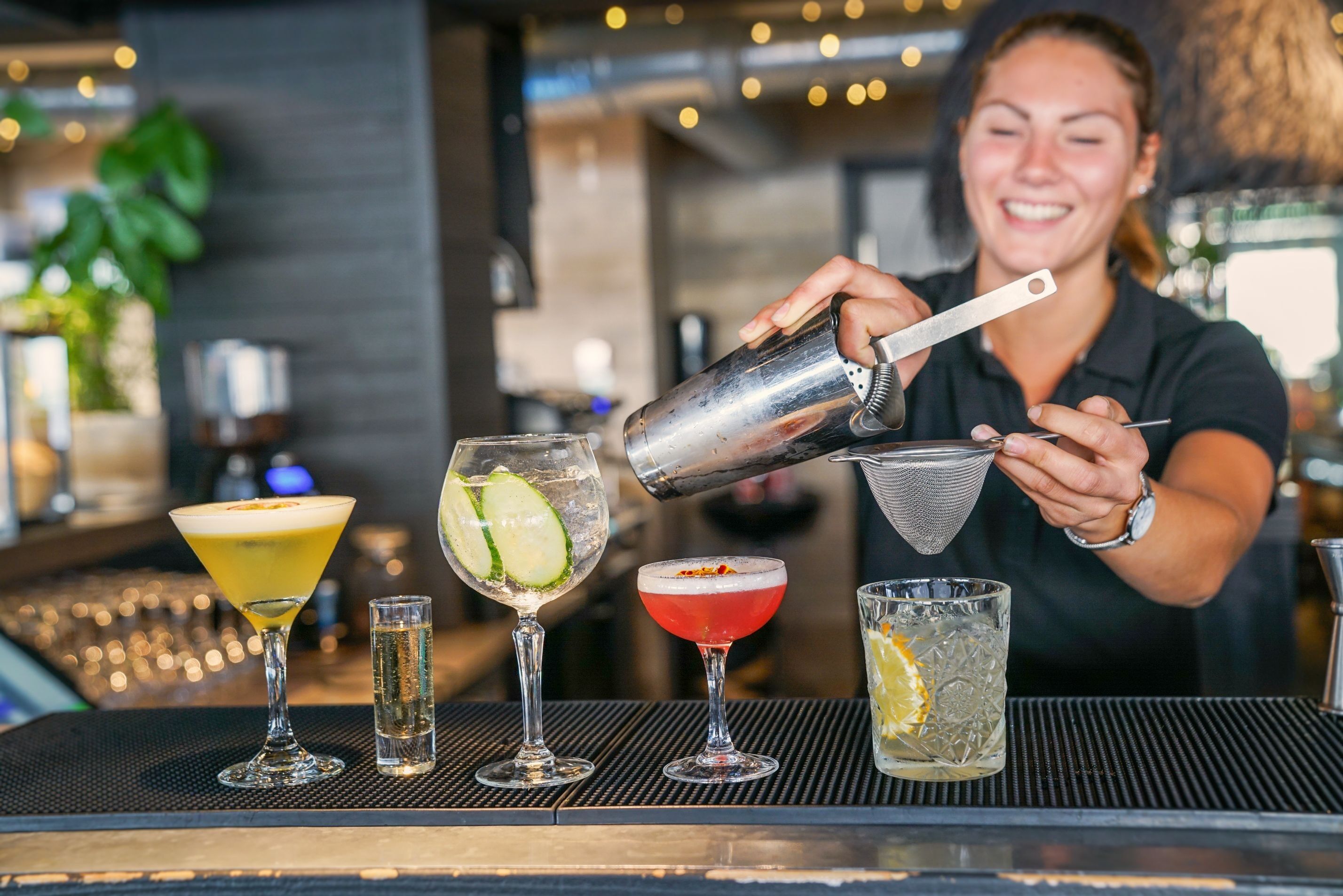 Bartender på Hotel Tylösand mixar drinkar