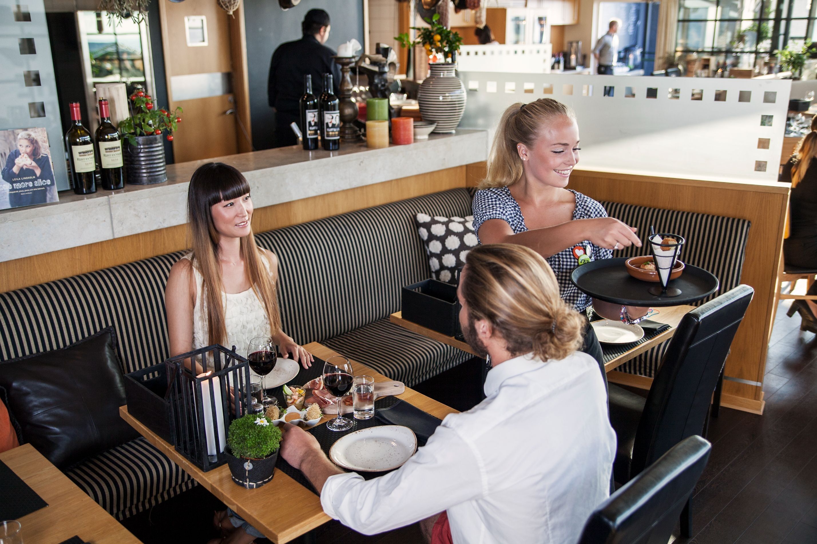 Hotel Tylösand servitris serverar mat till gäster i restaurange