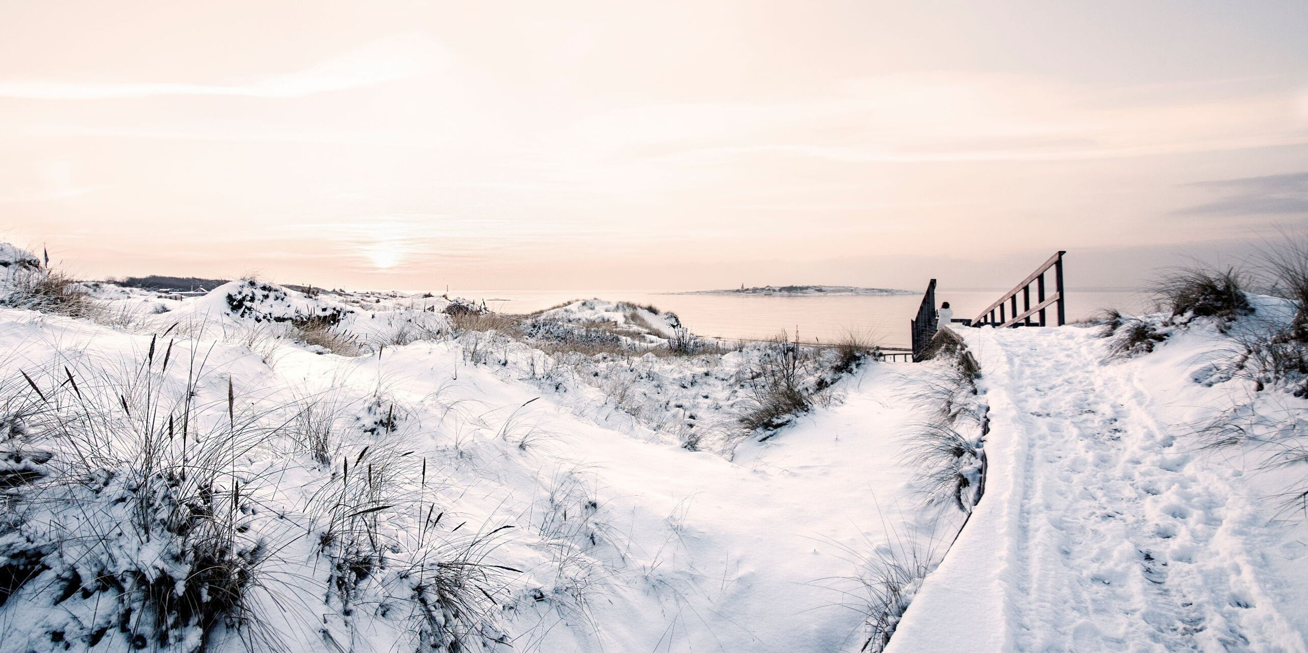 Solnedgång över snötäckta Tylösand strand