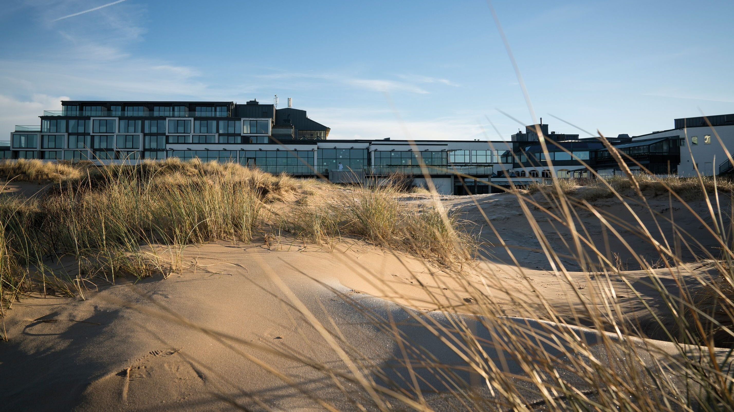 Frostig strand med Hotel Tylösand i bakgrunden